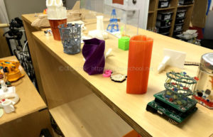 教室には生徒さんが3Dプリンターで作った作品がたくさん並べられていました