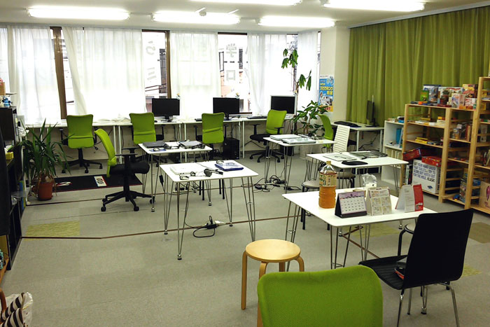 教室は10畳ほどの場所にパソコンが数台置かれたシンプルなつくりとなっています。